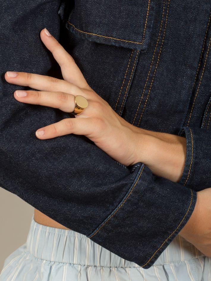 Oval face signet ring