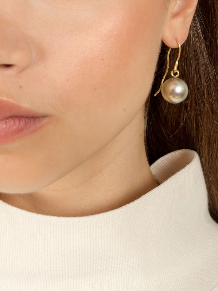 Flow pearl earrings