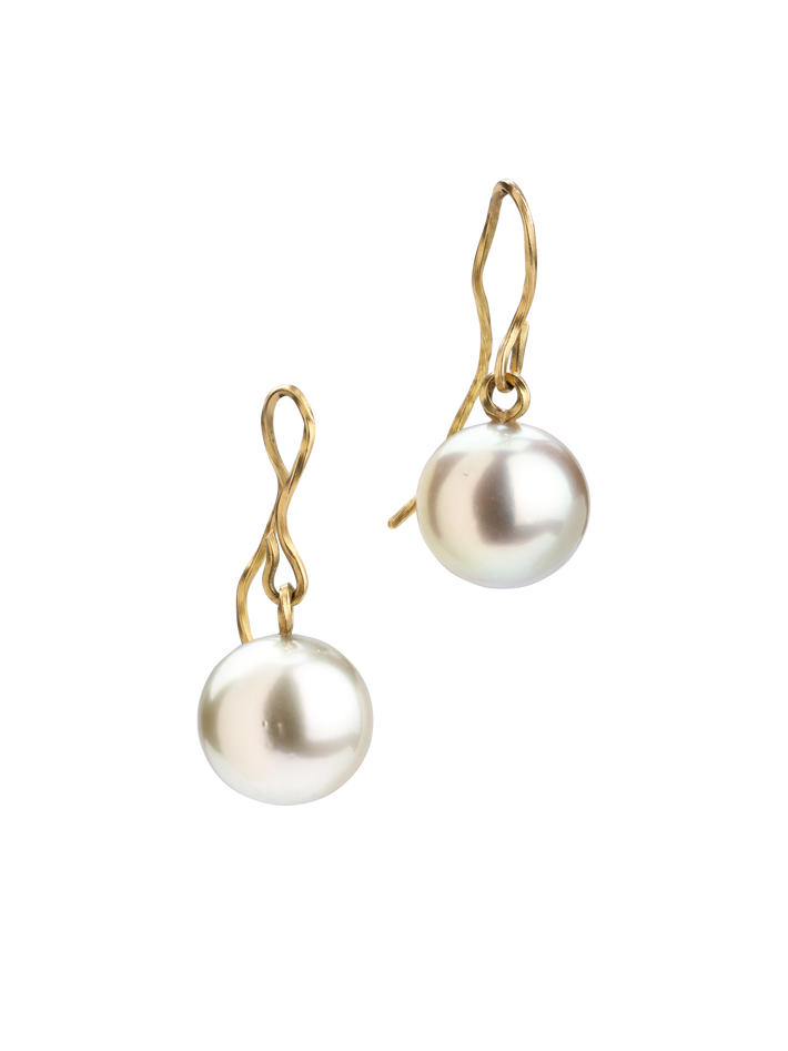 Flow pearl earrings