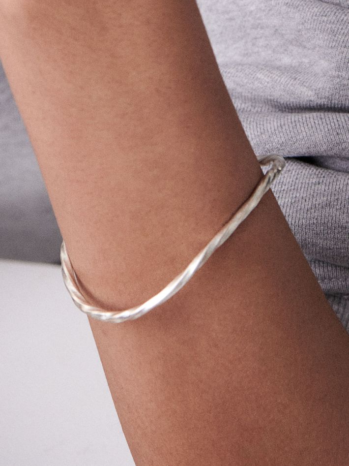 Flow wave bangle