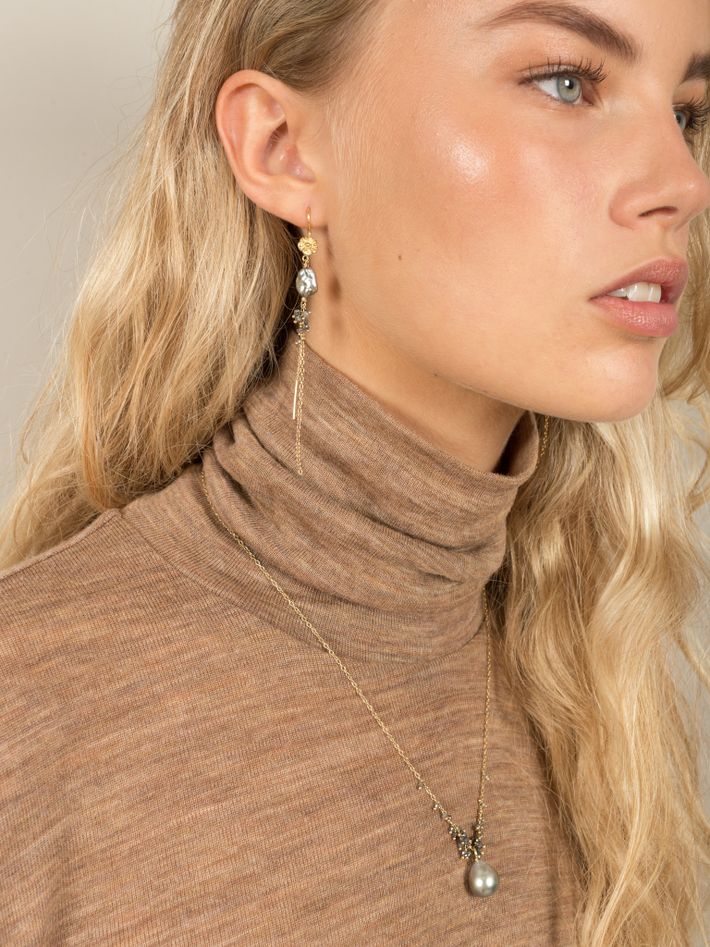 Savannah earrings with grey diamonds