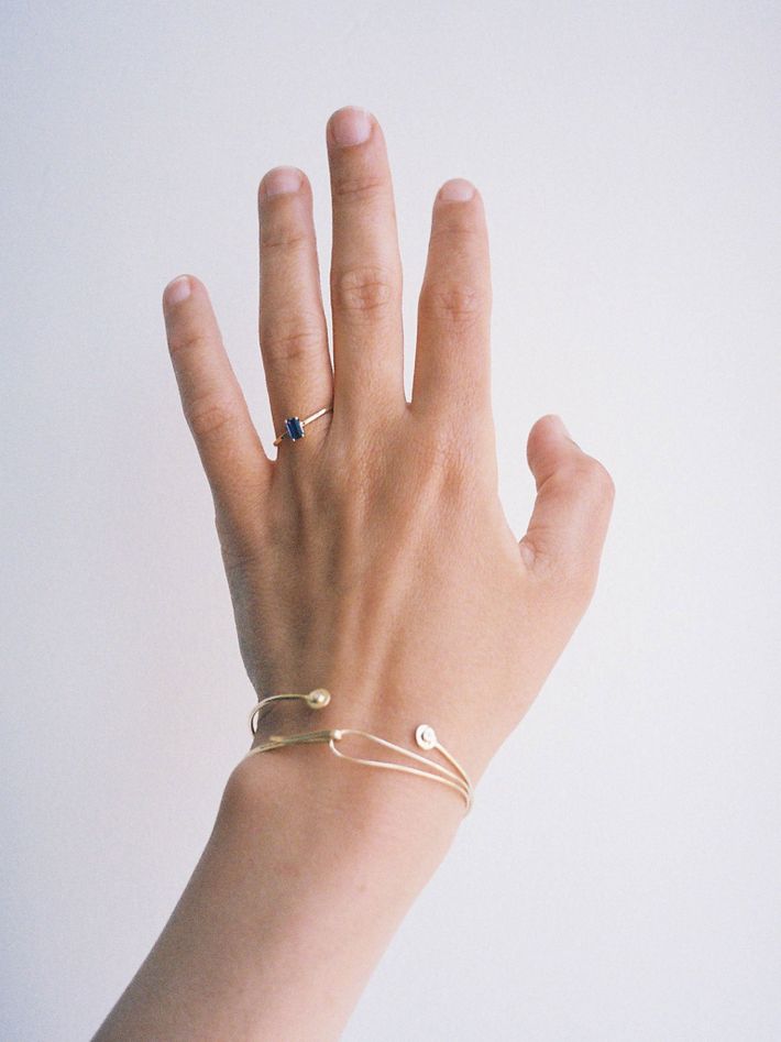 Ewandé baguette iolite ring