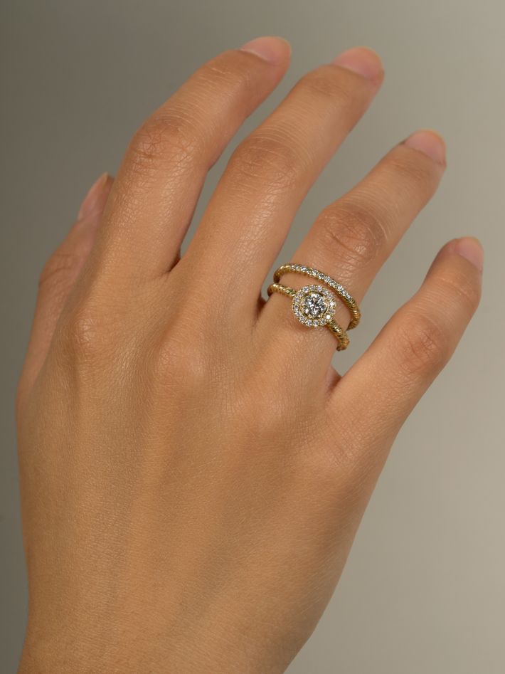 Brilliant cut round diamond halo ring 