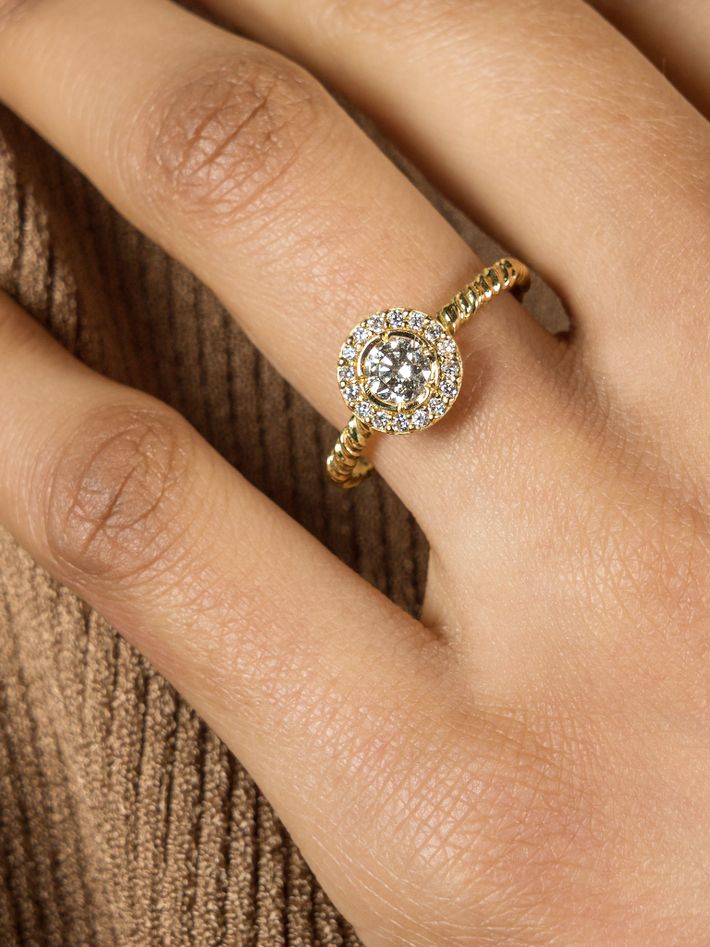 Brilliant cut round diamond halo ring 