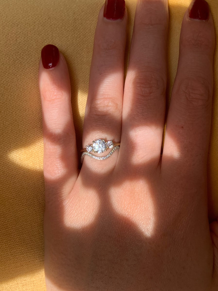 Trilogy 0,7 carat center diamond ring