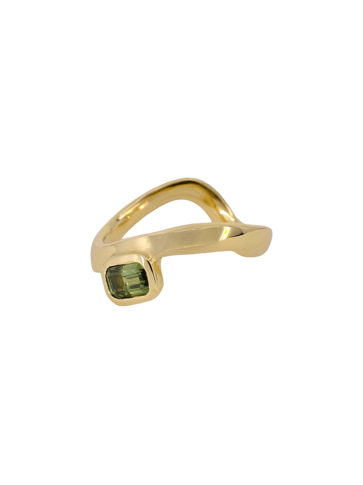 Curvy band with green sapphire