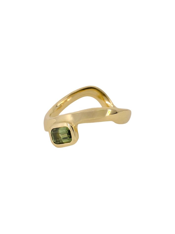 Curvy band with green sapphire