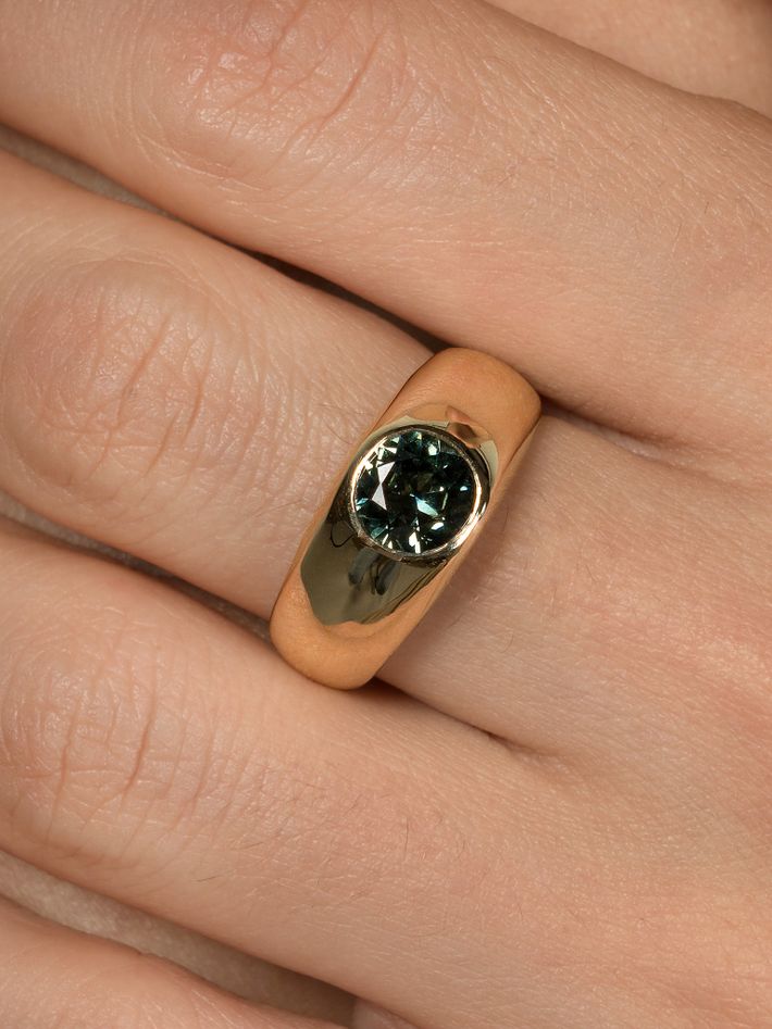 Sapphire tapa ring 