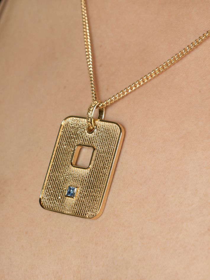 Ribbed dog tag with sapphire