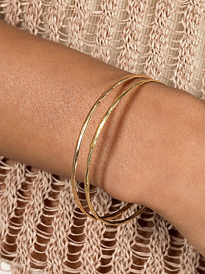 18k hammered bangle in rose gold