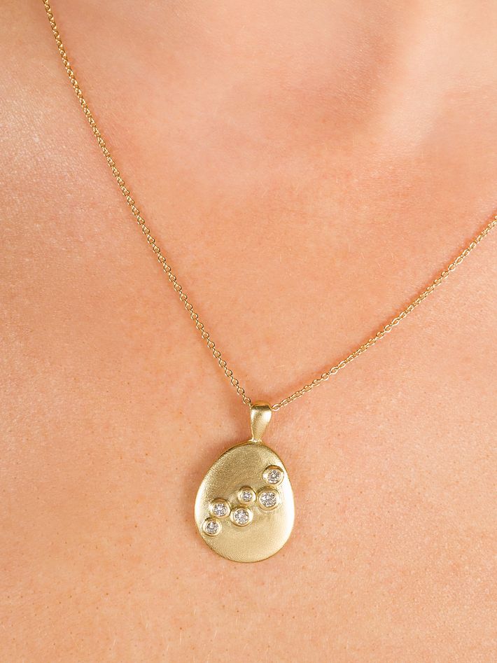 Bubbles pebble pendant 18k fairtrade gold