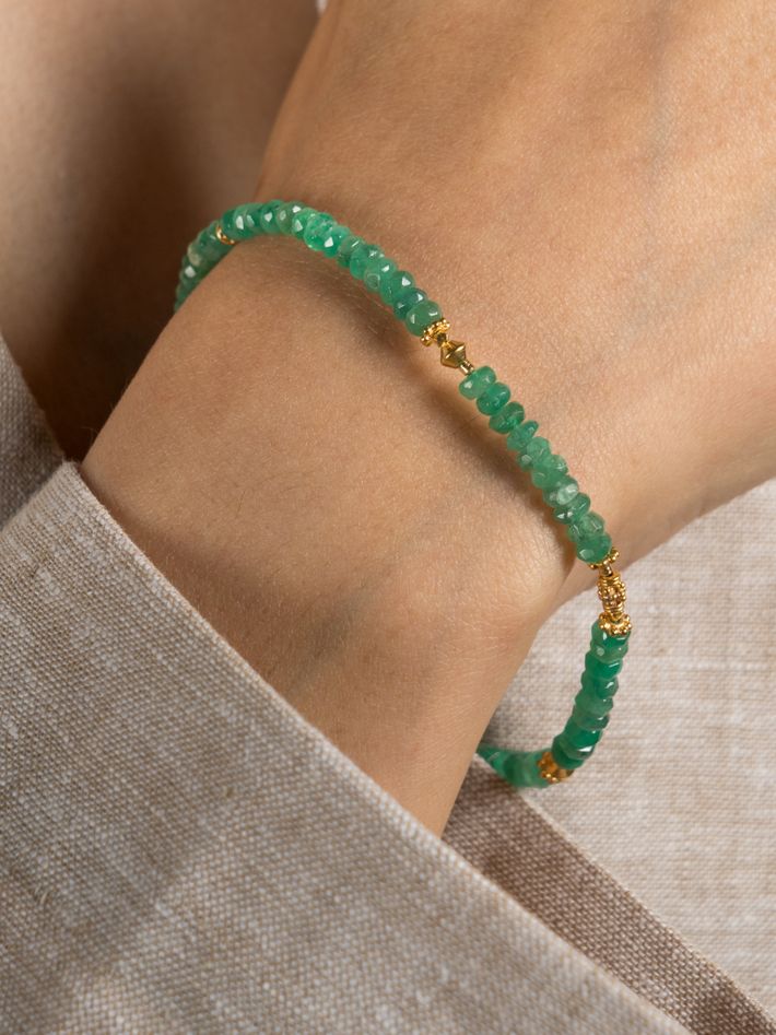 Emerald & fine gold bead bracelet