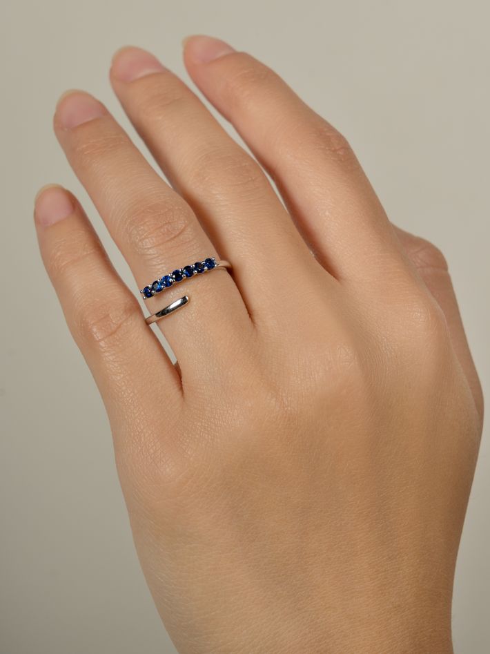 Sapphire and diamonds twist ring