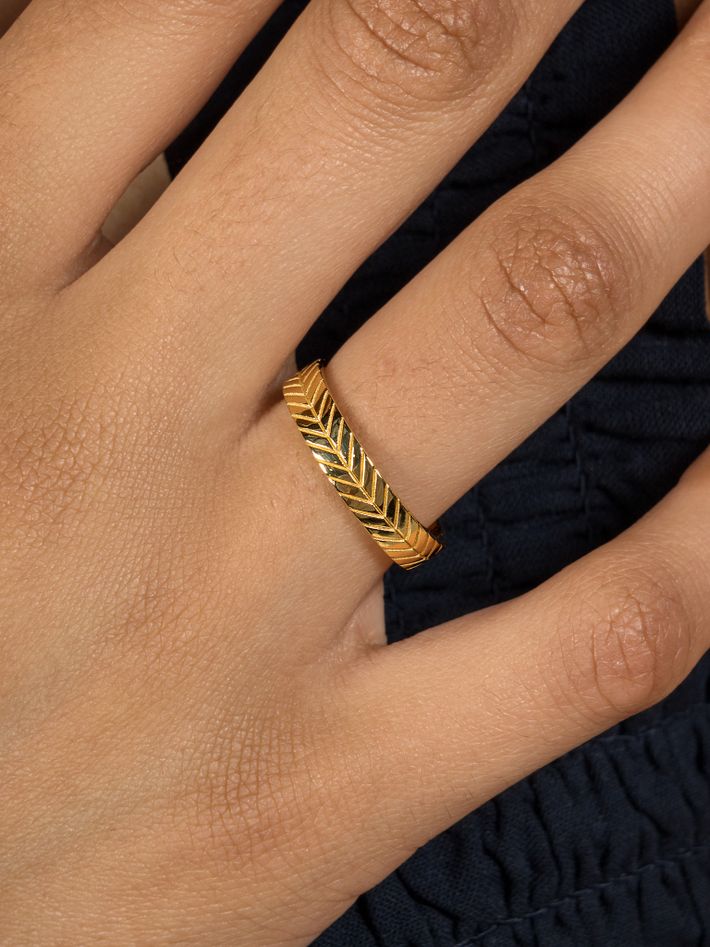 Chevron ring solid gold