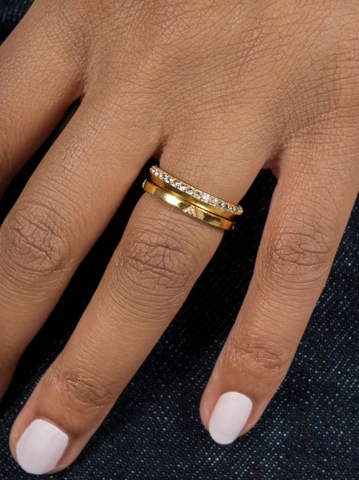 Delta diamond ring in solid gold