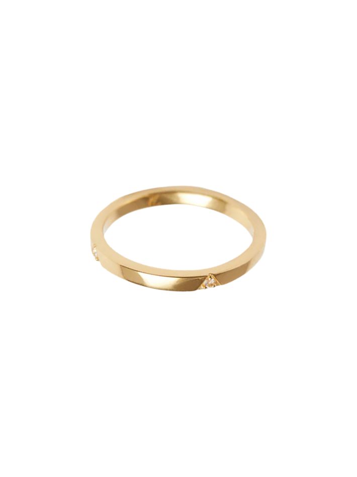 Delta diamond ring in solid gold