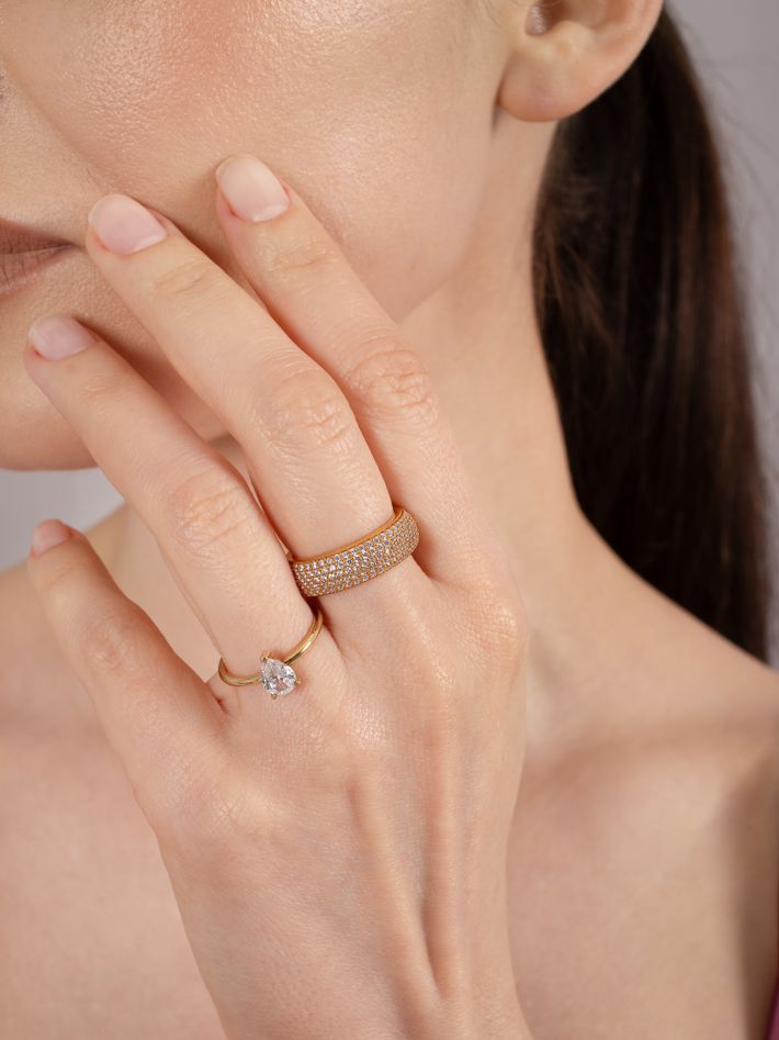 Grand pave ring