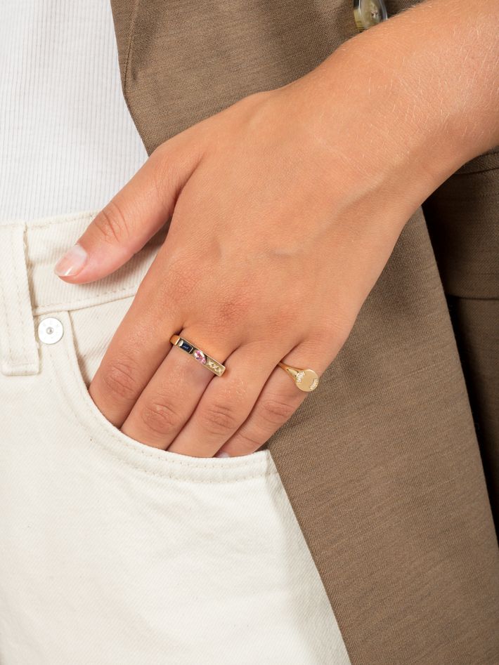 Round signet ring with diamonds