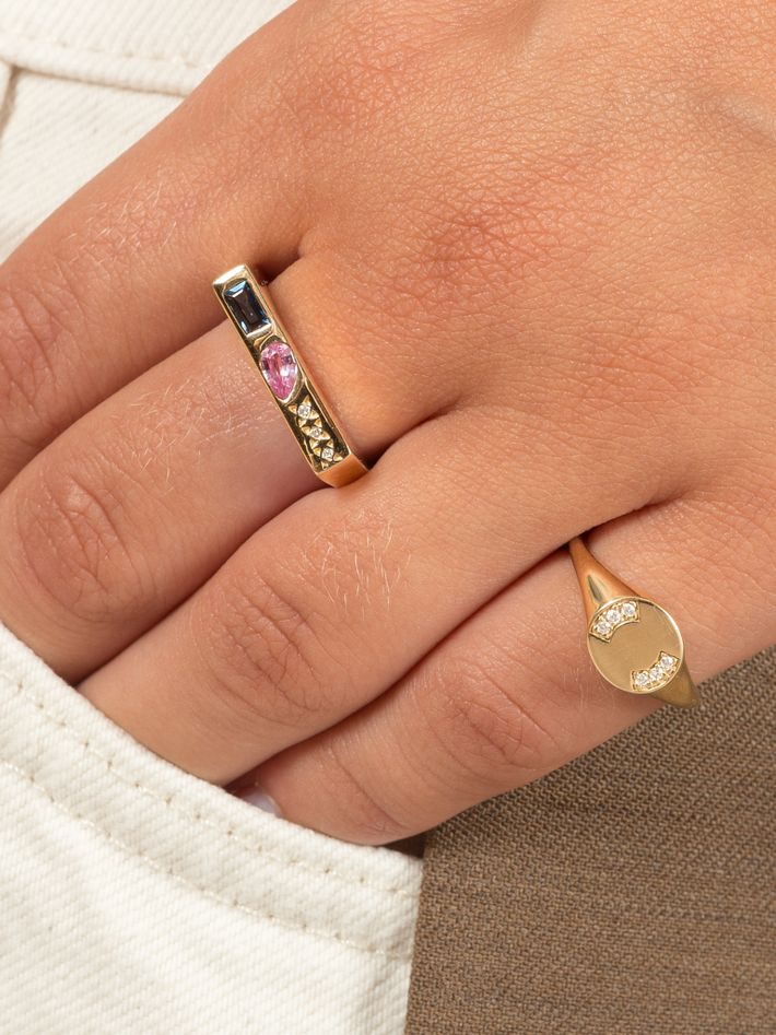 Round signet ring with diamonds