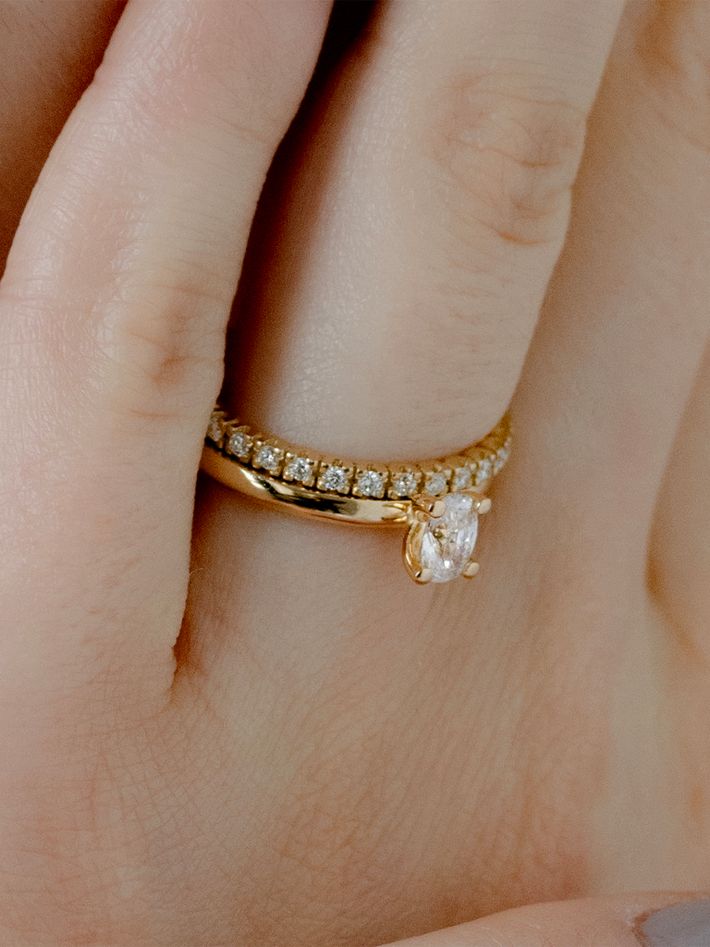 Soft solitaire ring in 18k yellow gold with oval 0,50ct diamond