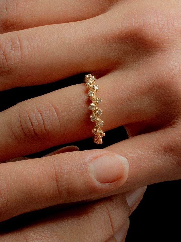 Frosty half eternity ring in 18k yellow gold with 0,21ct diamond