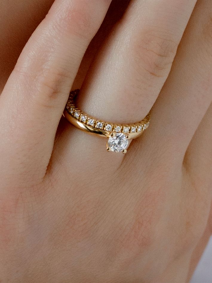 Soft solitaire ring in 18k yellow gold with 0,50ct diamond