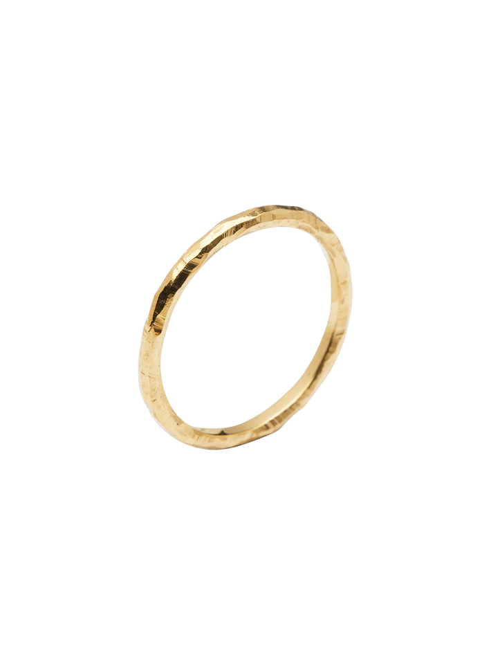 Ringo hammered plain ring in 18k yellow gold