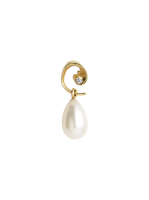 Pure pearl earring  photo