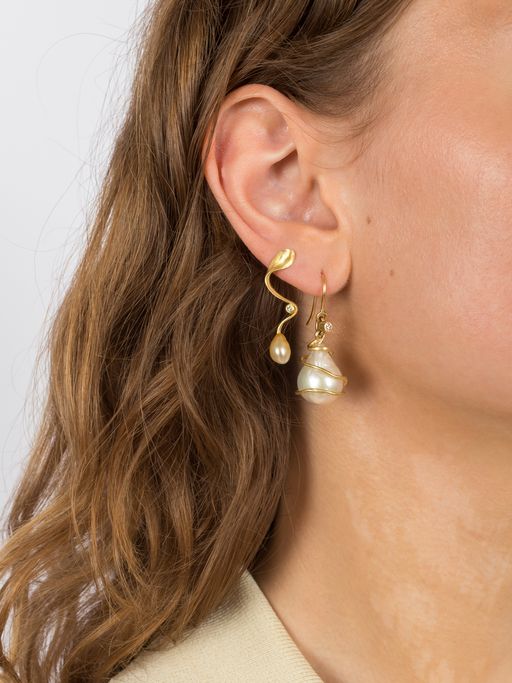 Dressed diamond pearl earring photo