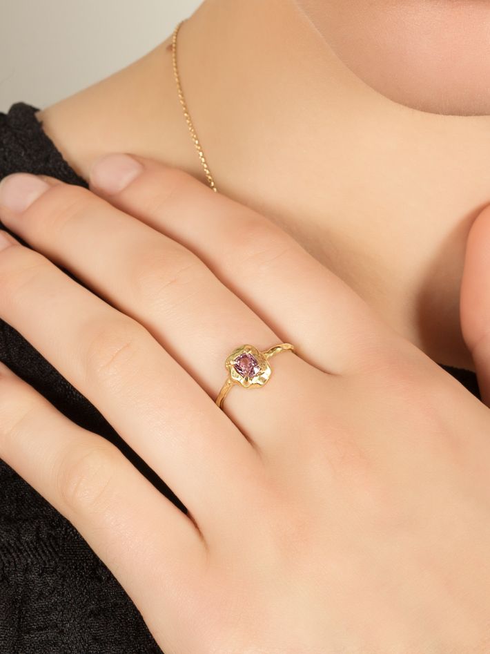 Pure single sapphire ring 