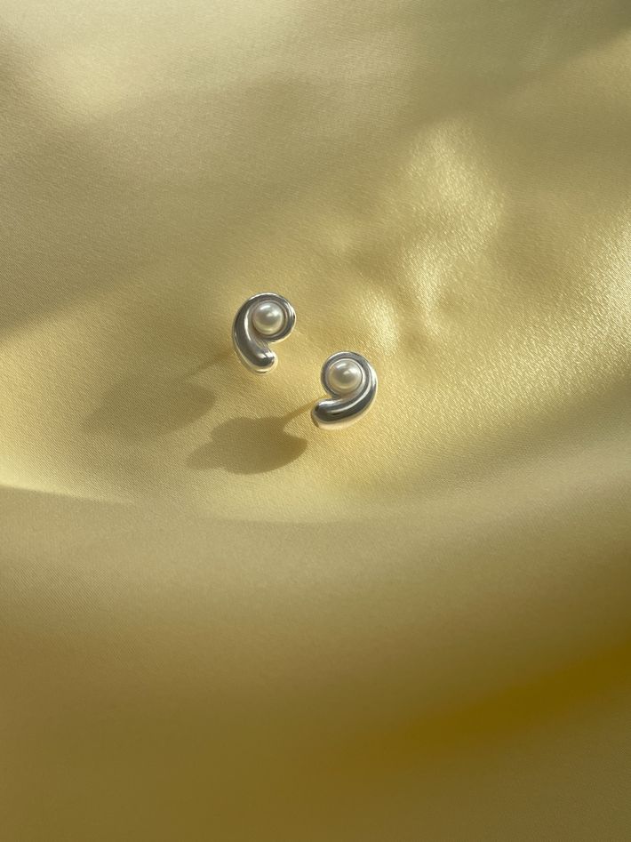 Nautilus pearl earrings in silver