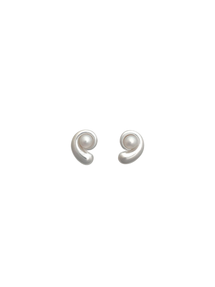 Nautilus pearl earrings in silver