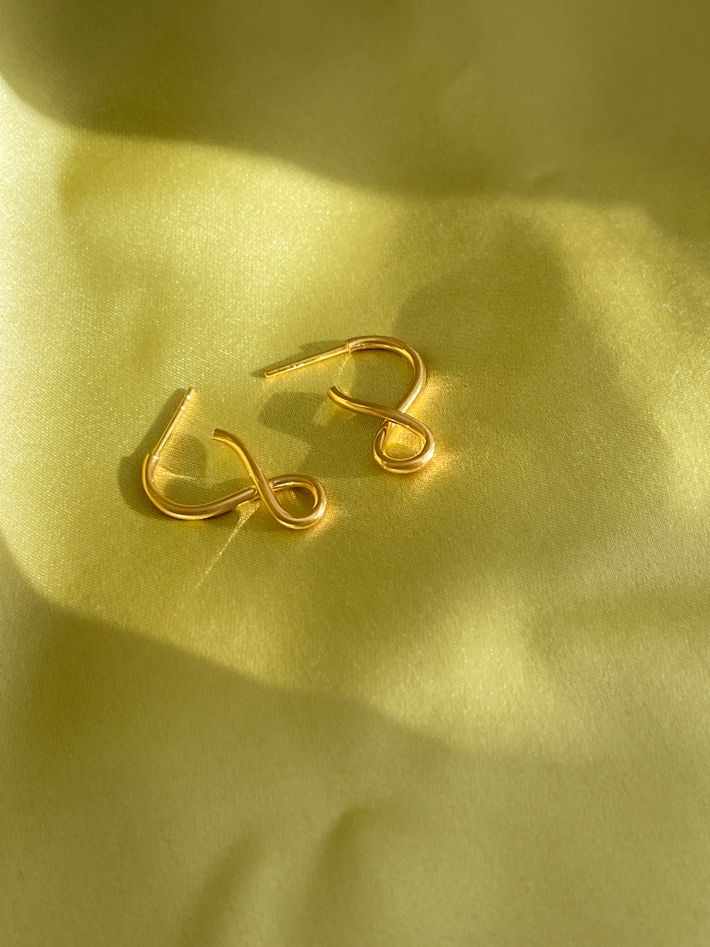 Shape i small earrings in gold vermeil