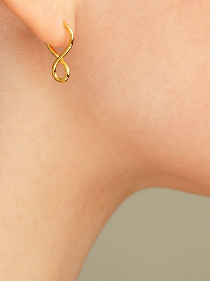 Shape i small earrings in gold vermeil