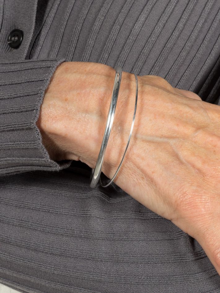 Shadow bangle in silver