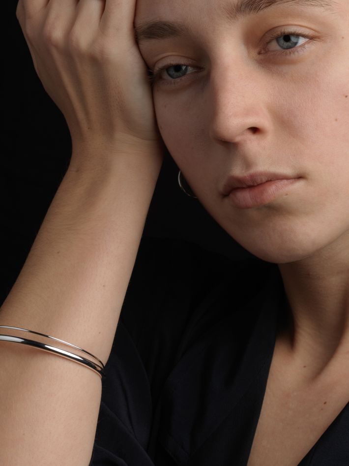 Shadow bangle in silver