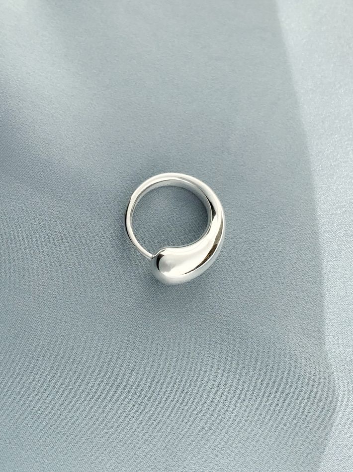 Closure ring in silver