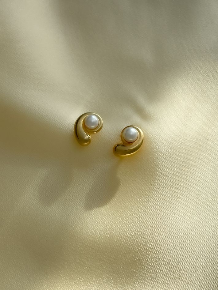 Nautilus pearl earrings in gold vermeil