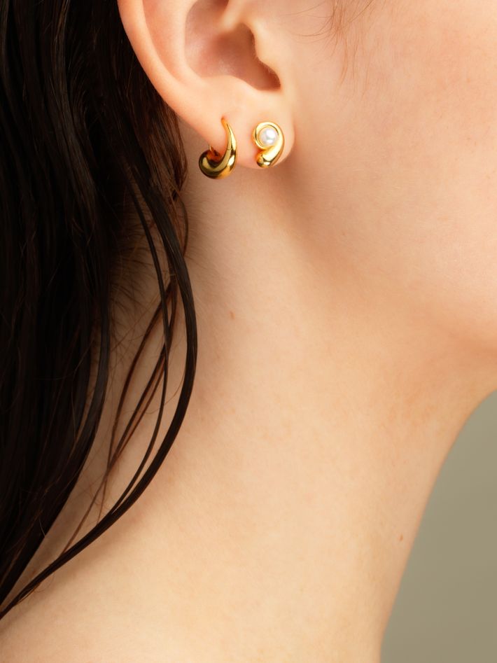 Nautilus pearl earrings in gold vermeil