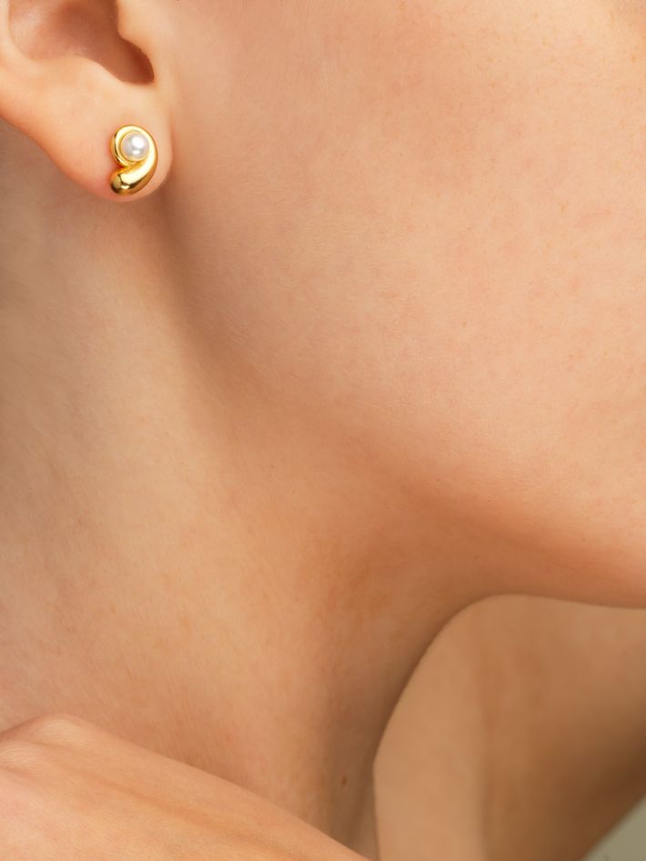 Nautilus pearl earrings in gold vermeil