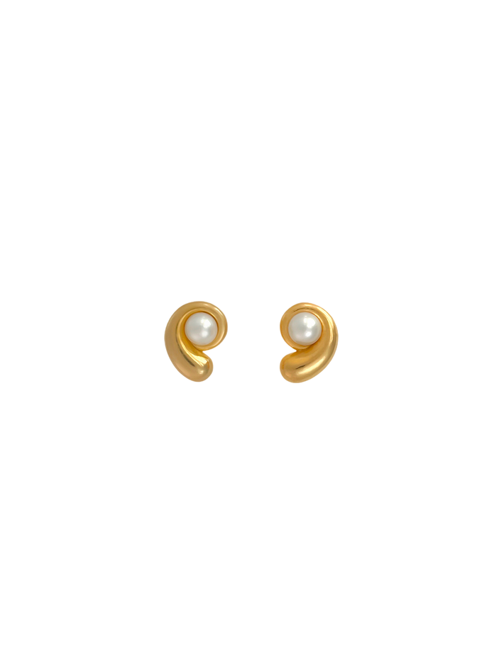 Nautilus pearl earrings in gold vermeil