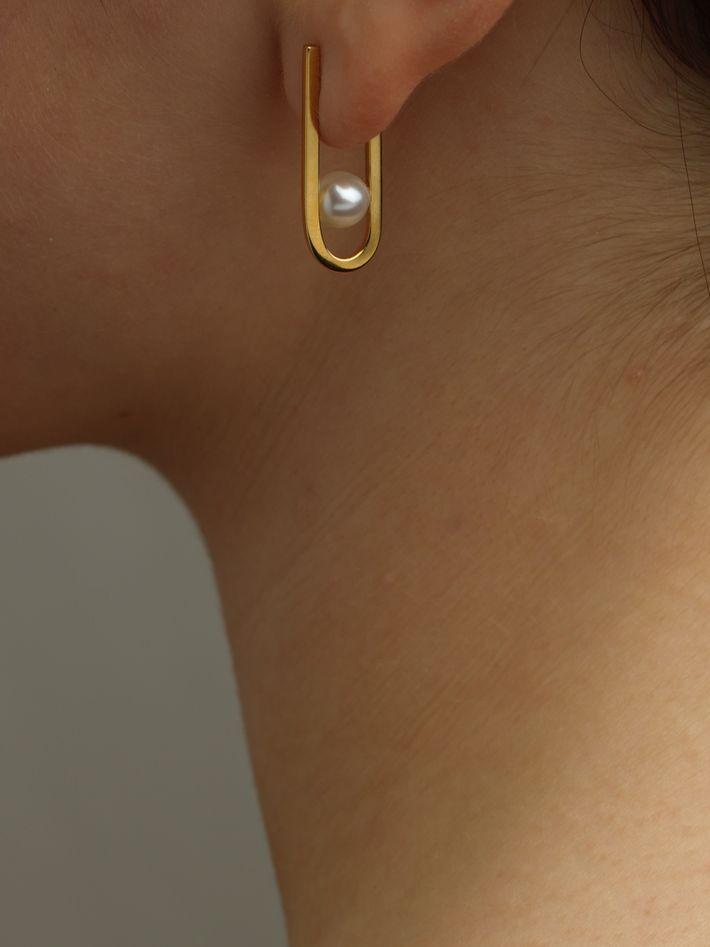 String earrings in gold vermeil with freshwater pearl by Sara