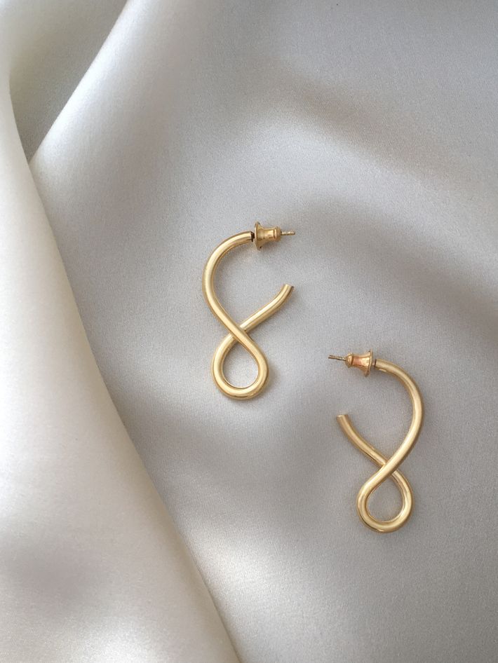 Shape i earrings in gold vermeil