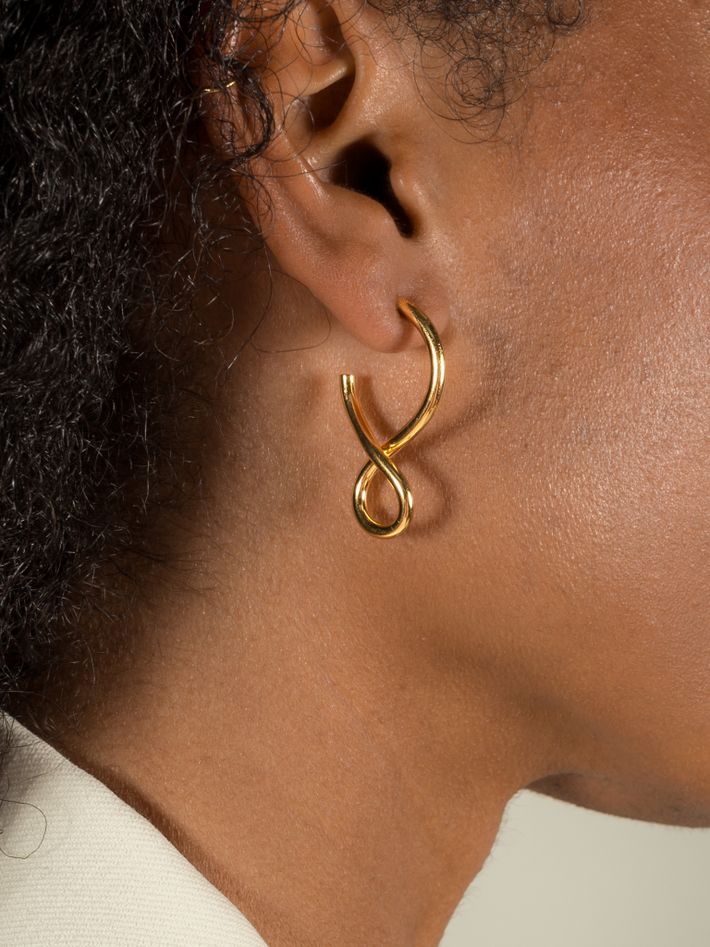 Shape i earrings in gold vermeil