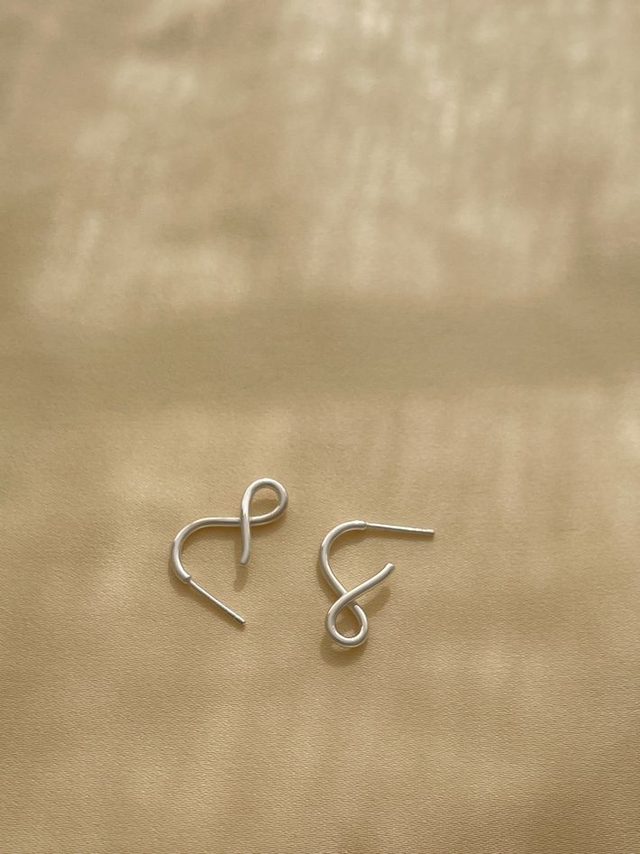 Shape i small earrings in silver