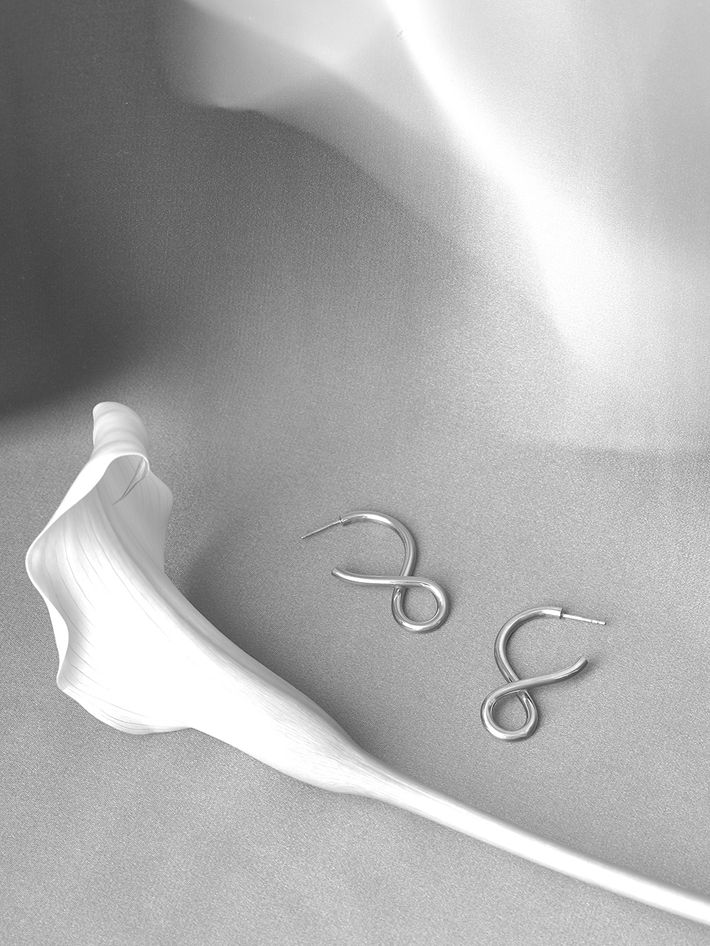 Shape i earrings in silver