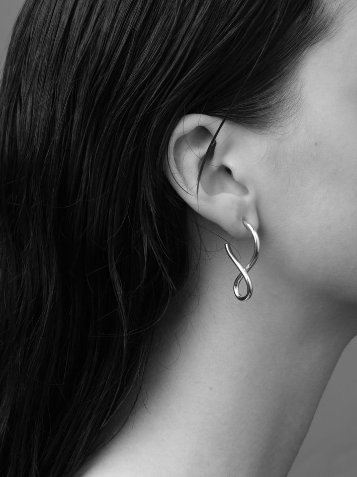 Shape i earrings in silver