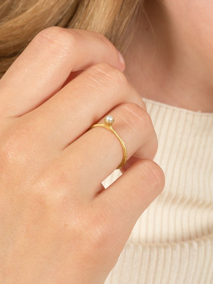 Pearl raised circle solitaire ring