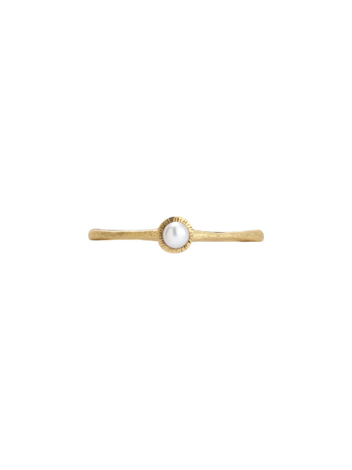 Pearl raised circle solitaire ring