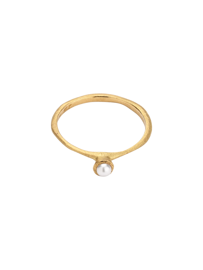 Pearl raised circle solitaire ring